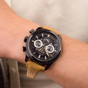 Αντρικό ρολόι Timberland Hadlock TDWGF2200706 με ταμπά δερμάτινο λουράκι και μαύρο καντράν διαμέτρου 46mm με ημέρα-ημερομηνία.